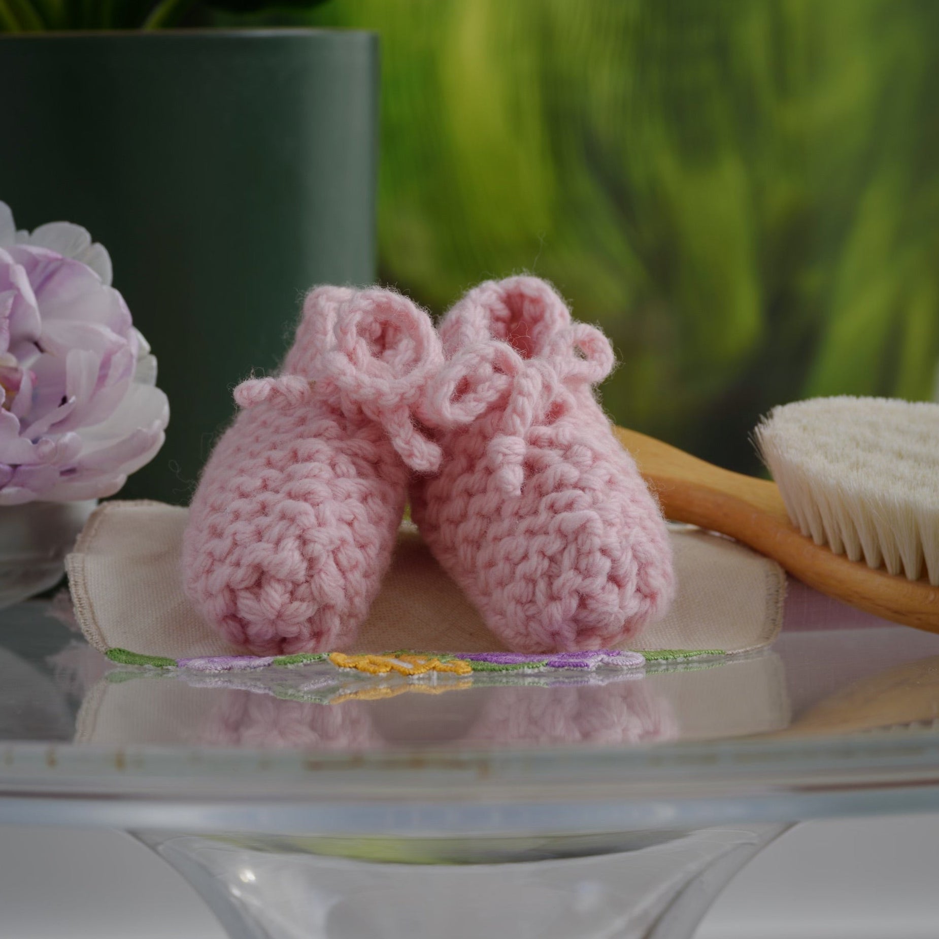 Chunky knit booties in pink