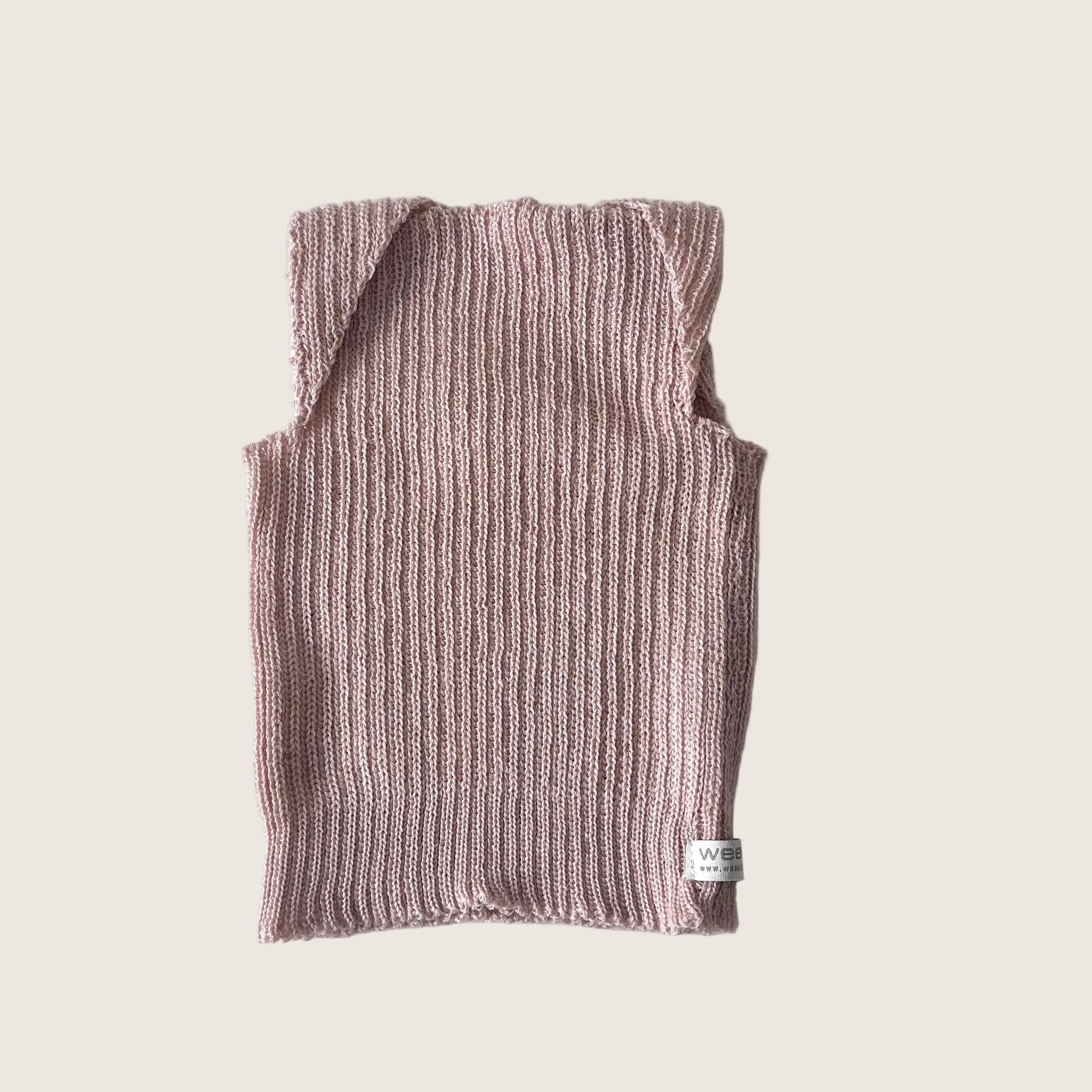 Knitted sandstone singlet on a light gray background