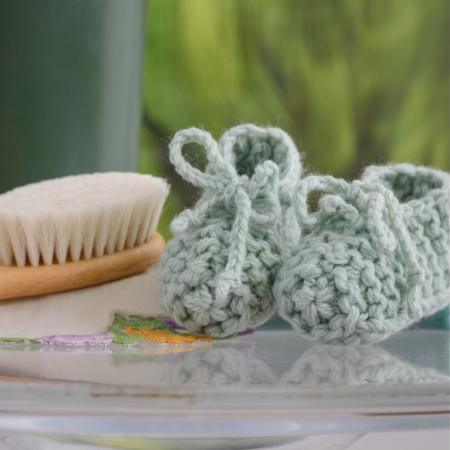 Chunky knit booties in mint
