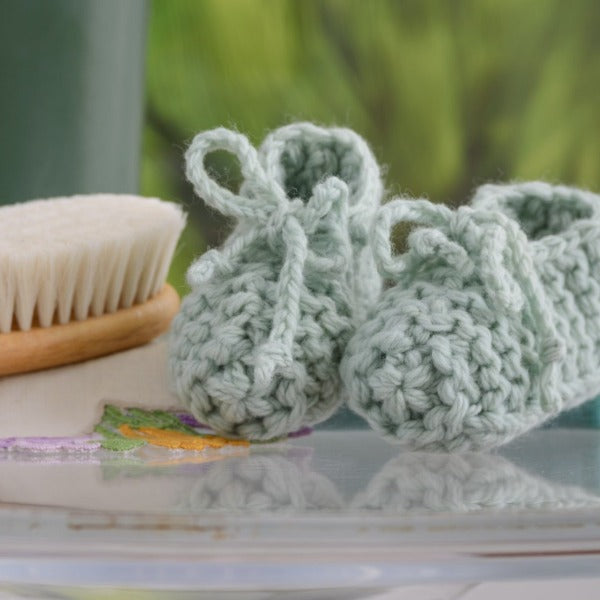 Chunky knit booties in mint