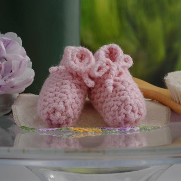 Chunky knit booties in pink