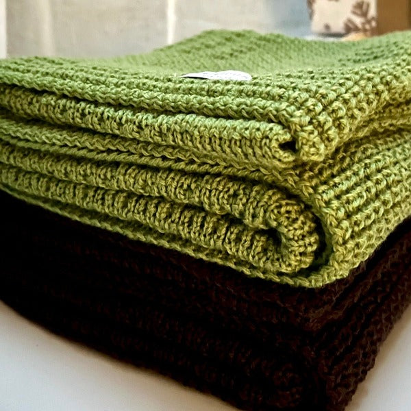 Cot blanket in moss and chocolate