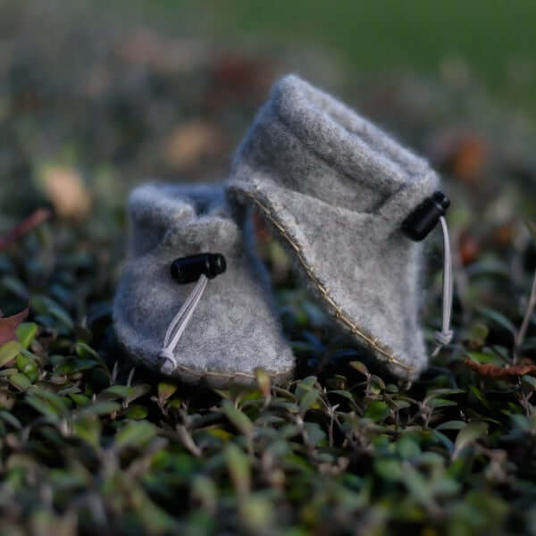 pixie boots in light grey felted wool